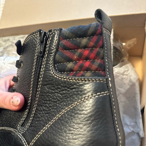 Clarks women’s Black Leather Boots - Picture 2 of 8